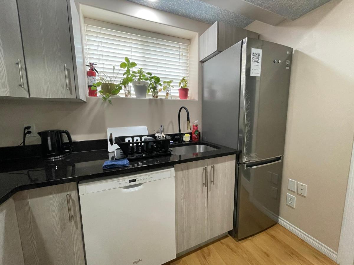 Super Luxury & Cozy Lower Level In Nw Calgary, Ab Close To Banff